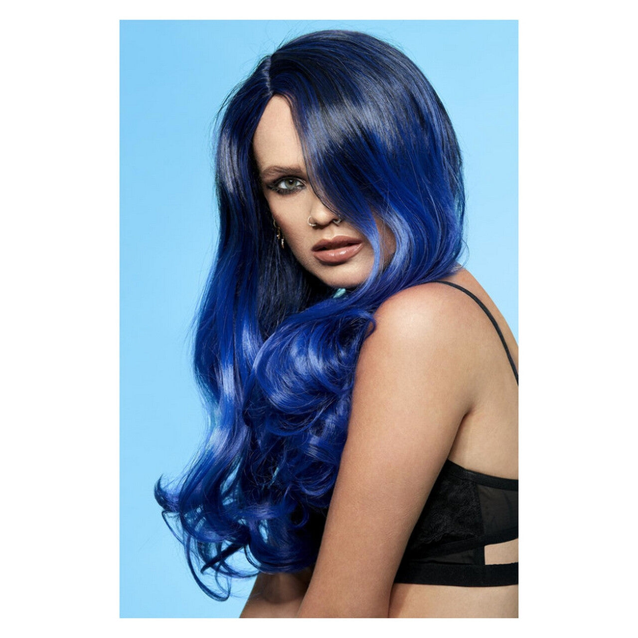 Op deze afbeelding zie je een Accessoires, van het merk Smiffy's. After Midnight Heks Pruik Blauw