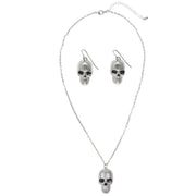 Op deze afbeelding zie je een Accessoires, van het merk Widmann. Horror Ketting Zilver Met Schedels + Oorringen