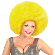 Op deze afbeelding zie je een Accessoires, van het merk Widmann. Soul Diva Pruik, Afro Extra Groot Geel