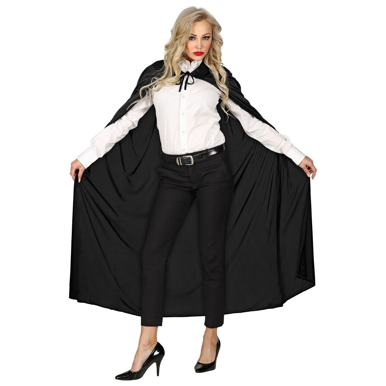 Op deze afbeelding zie je een Accessoires, van het merk Widmann. Lange Zwarte Cape Goochelaar 136 Centimeter