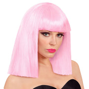 Op deze afbeelding zie je een Accessoires, van het merk Widmann. Pruik Showgirl Steil Haar Lichtroze