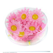 Op deze afbeelding zie je een Decoratie, van het merk Widmann. Decoratie Madeliefjes Roze Bloemenzee