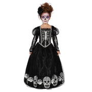 Op deze afbeelding zie je een Kostuums, van het merk Wilbers. Zwarte Jurk Versierd Met Doodshoofden Day Of The Dead Meisje