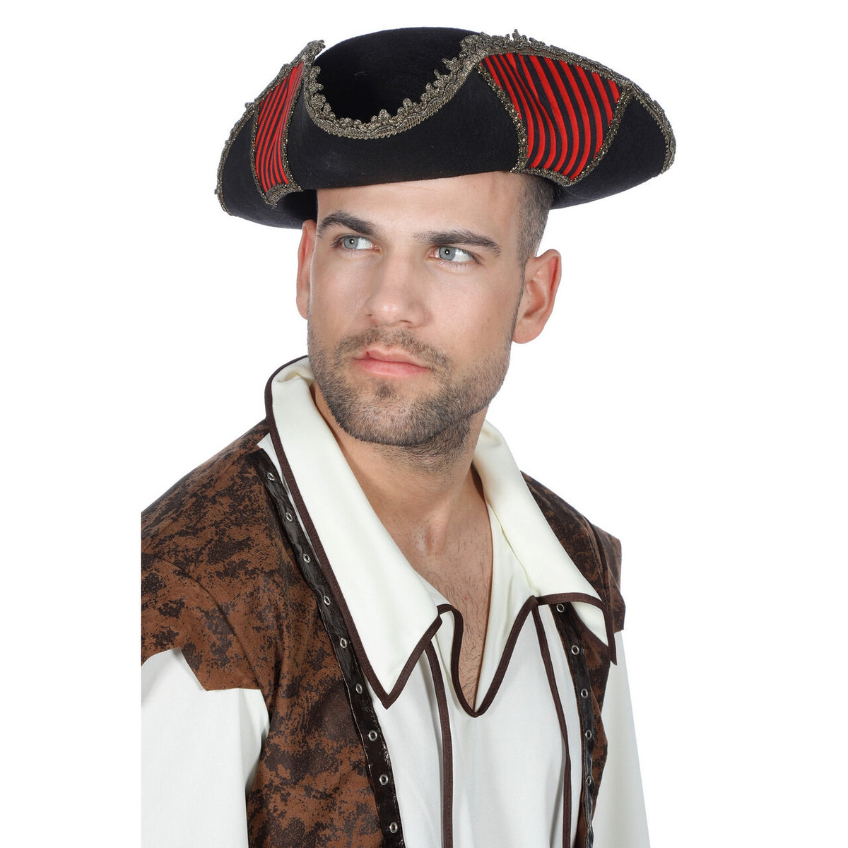 Op deze afbeelding zie je een Accessoires, van het merk Wilbers. Piratenhoed Luxe Zwart / Rood